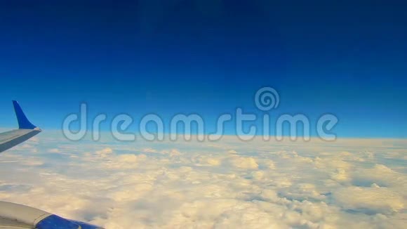 飞越云乘飞机旅行从飞机窗口看到背景纹理视频的预览图
