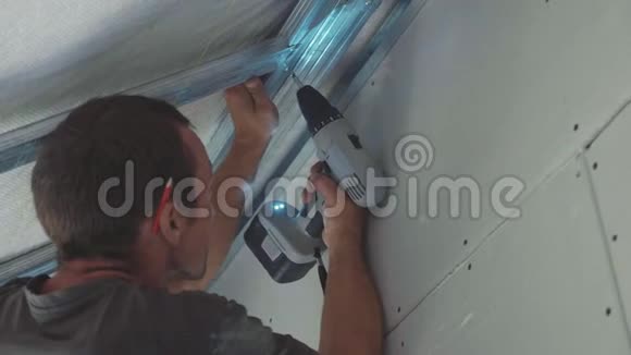 在新建的房子里为干墙安装金属结构的工人视频的预览图