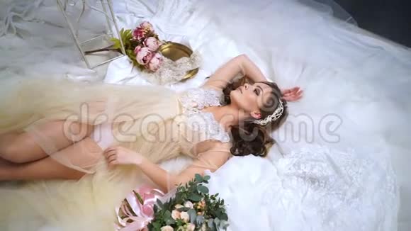 美丽的新娘被婚纱包围视频的预览图