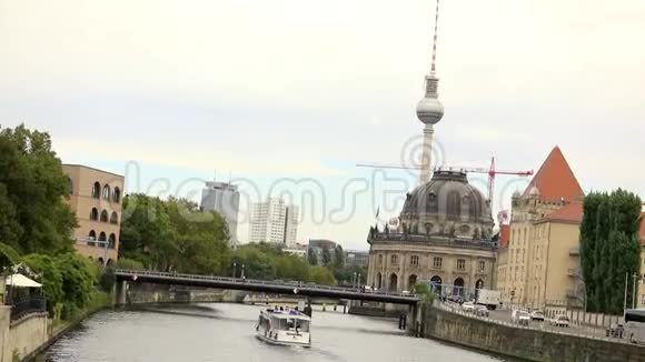 莫尔特克桥周围的游乐船德国柏林的斯普里河大桥视频的预览图
