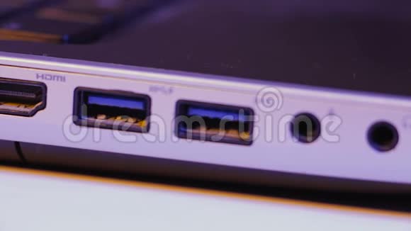 笔记本电脑HDMI和USB端口的特写视频的预览图