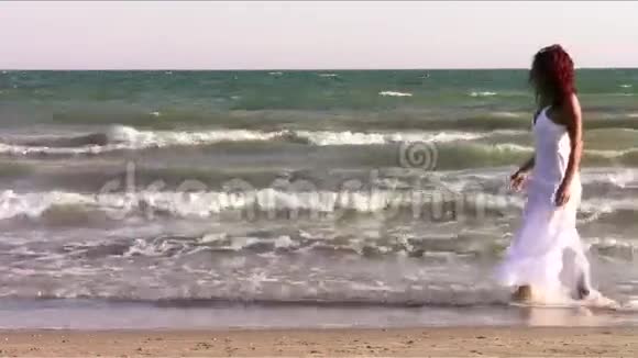 海边的一个红发女子视频的预览图