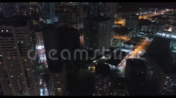 现代城市灯光街道的空中夜景沙迦阿联酋视频的预览图