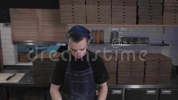 厨师在厨房做披萨送到办公室视频的预览图