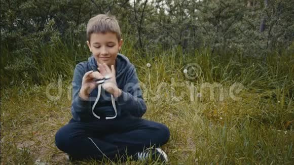一个男孩玩坐立不安的旋转慢动作视频的预览图