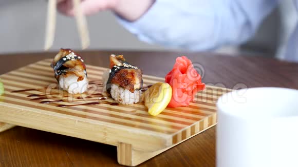手拿筷子拿寿司视频的预览图