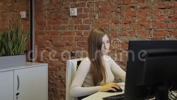 坐在现代办公室看电脑屏幕的女性专家视频的预览图