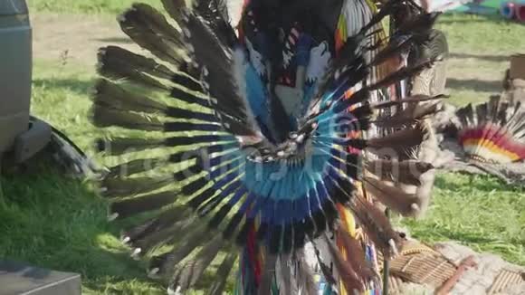 观看部分由羽毛制成的秘鲁服装在真正的秘鲁吹笛和户外跳舞视频的预览图