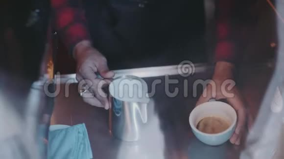 专业咖啡师准备专业咖啡视频的预览图
