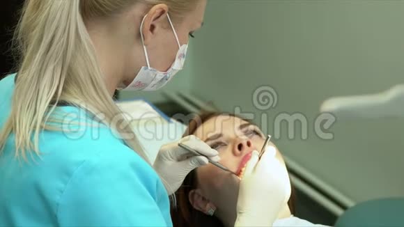 病人到牙医那里检查和清洁牙齿的肖像视频的预览图