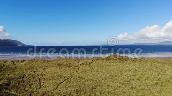 爱尔兰西海岸草状沙丘鸟瞰图视频的预览图