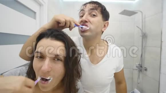 在浴室里刷牙视频的预览图