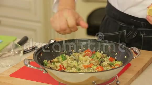 亚洲炖菜在炒锅里视频的预览图