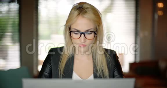 年轻女子在办公室工作到深夜视频的预览图