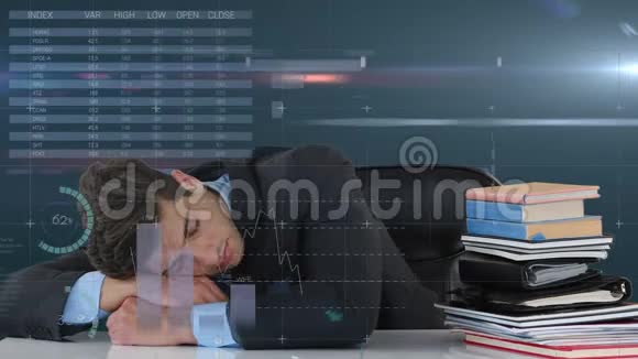 商人睡在他的桌子上视频的预览图