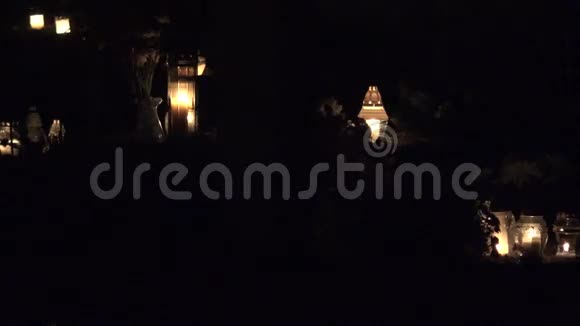 许多蜡烛在墓地的所有圣徒白天在晚上放大4K视频的预览图