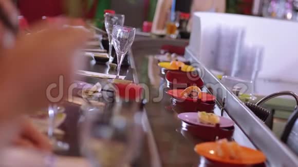 在餐馆里吃寿司视频的预览图