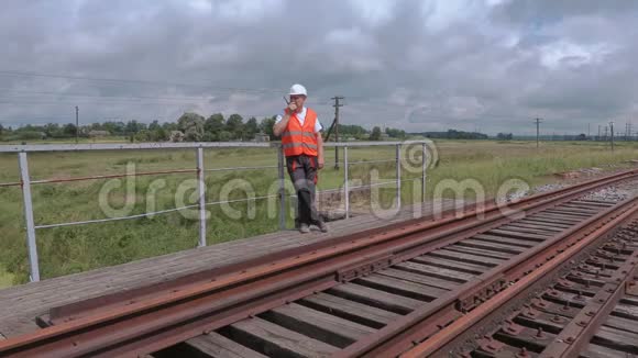 铁路工人在对讲机检查铁轨走开视频的预览图