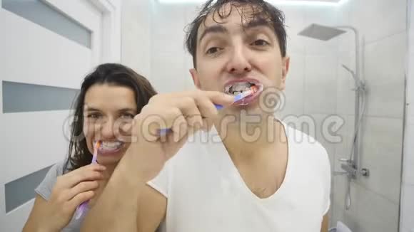 浴室里的一对刷牙视频的预览图