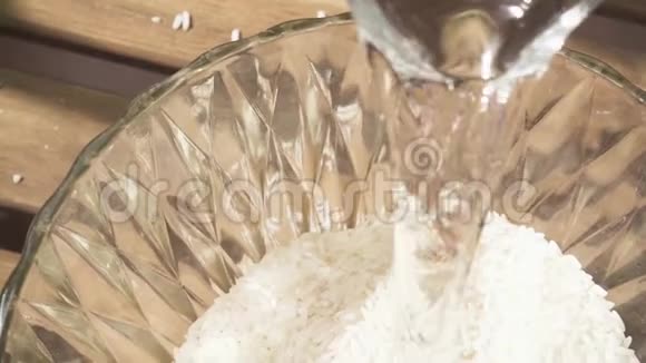 在一碗水中慢动作生米饭视频的预览图