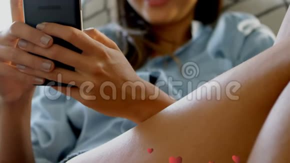 一位使用智能手机的女士的心脏图标视频的预览图