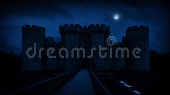 月光下有护城河的大型城堡视频的预览图