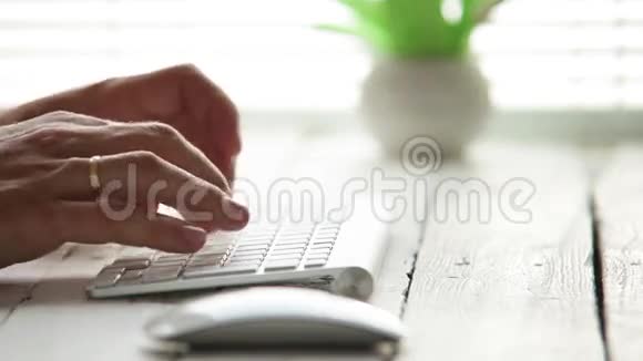 人的手在电脑键盘上鼠标放在前台视频的预览图