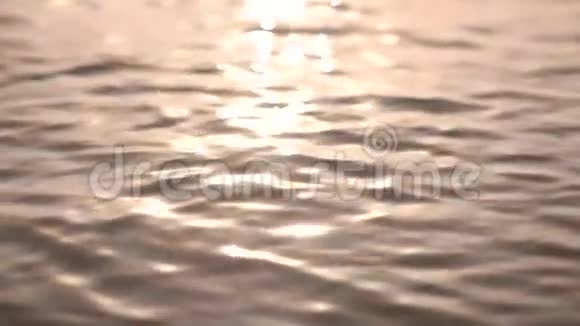 黑色女性湿衣服穿在水面上滑水视频的预览图