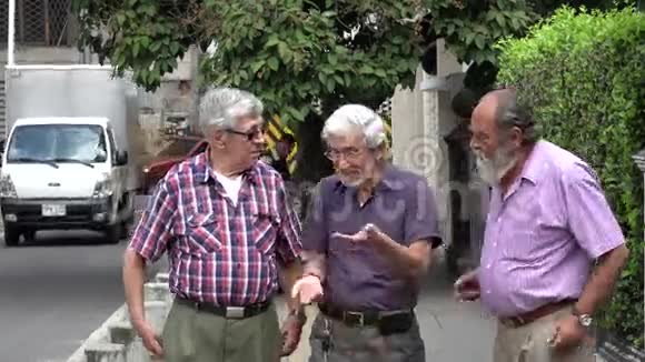 退休的男人走路说话视频的预览图