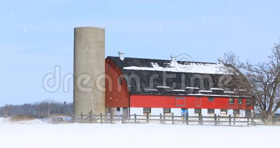 4K超高清红粮仓冬季景观视频的预览图