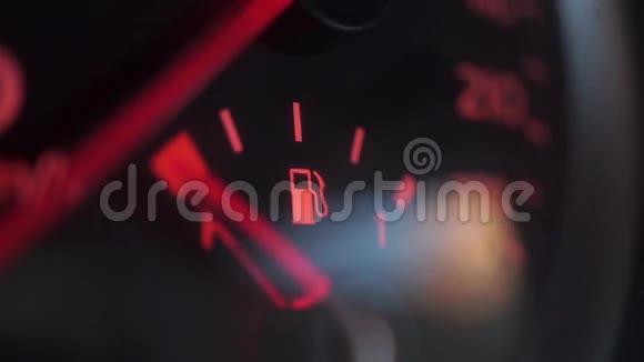 汽车燃油传感器的手上升视频的预览图