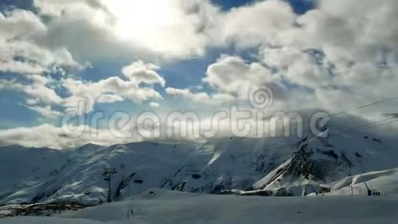 雪山阴云冬景自然日久失修视频的预览图