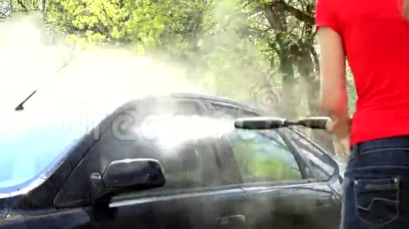 用高压工具清洗汽车溅出的水滴视频的预览图