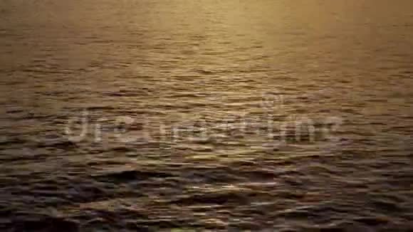 在泰国的河边日落视频的预览图