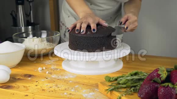 分层切蛋糕做巧克力蛋糕系列视频的预览图