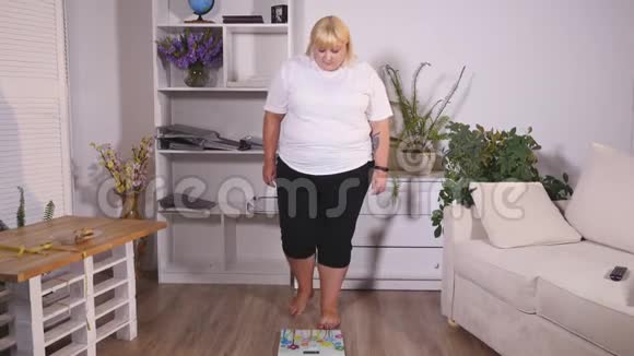 胖女人站在天平上视频的预览图