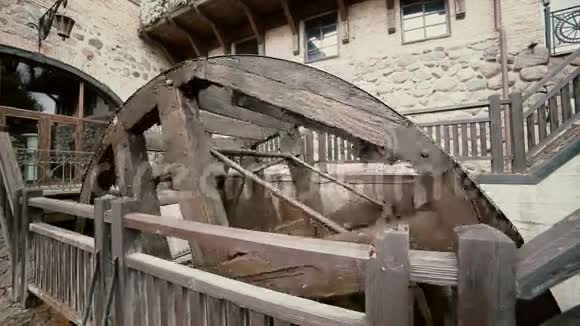 一座古老的大水磨厂正在城堡院子里喧闹地工作视频的预览图