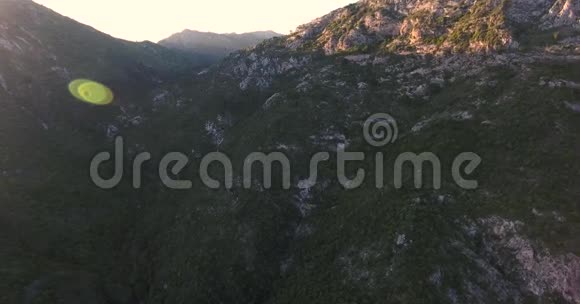 美丽的空中无人机山地镜头4k视频的预览图