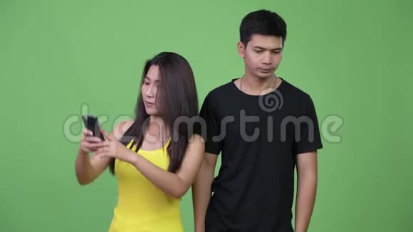 年轻快乐的亚洲情侣视频视频的预览图