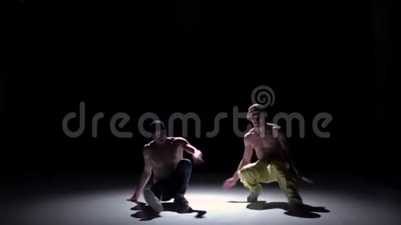 两名舞者在黑色阴影和慢动作上表演并开始舞蹈表演视频的预览图