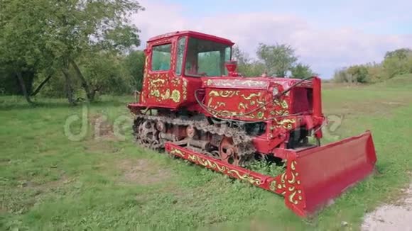 履带拖拉机俄罗斯画得鲜艳美丽视频的预览图
