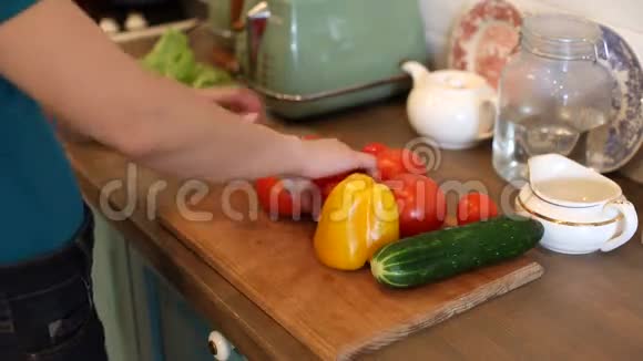 女人擦湿洗过的蔬菜视频的预览图