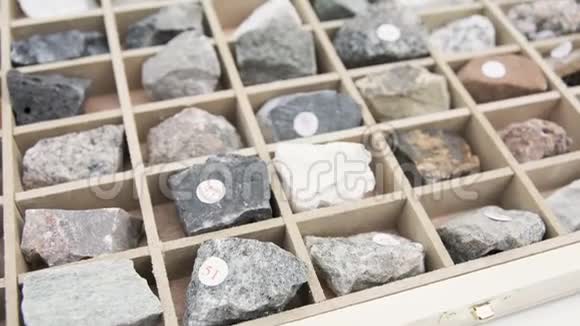 箱子里的岩石和矿物视频的预览图