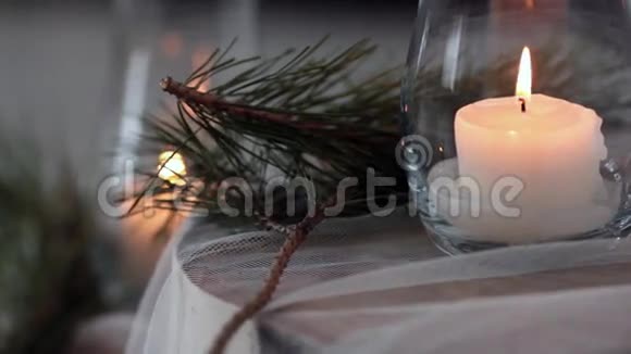 云杉枝插在蜡烛中间视频的预览图