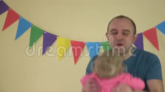 家庭事务爸爸和小女儿在派对上跳舞视频的预览图