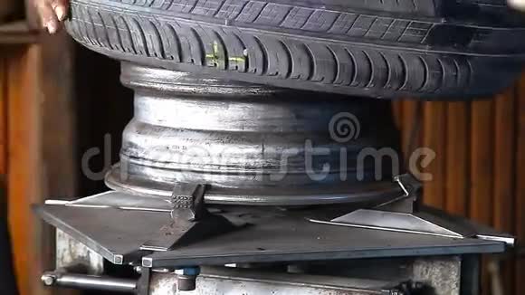 汽车车轮的修理视频的预览图