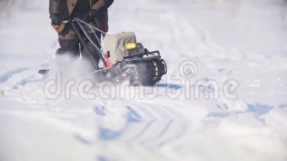 小型雪地车克服大雪视频的预览图