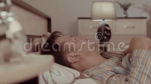 年轻的睡眠男人做噩梦视频的预览图