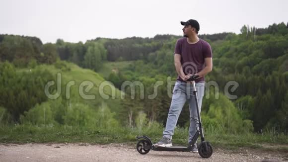 在公园里骑电动滑板车的人视频的预览图
