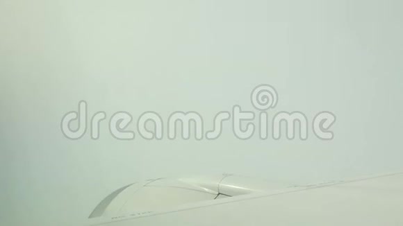 飞机在云上飞行的机翼视频的预览图